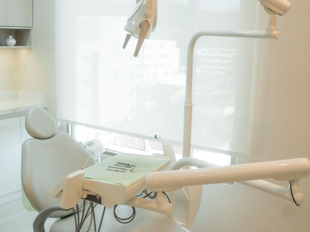 Consultório amplo e iluminado da clínica
